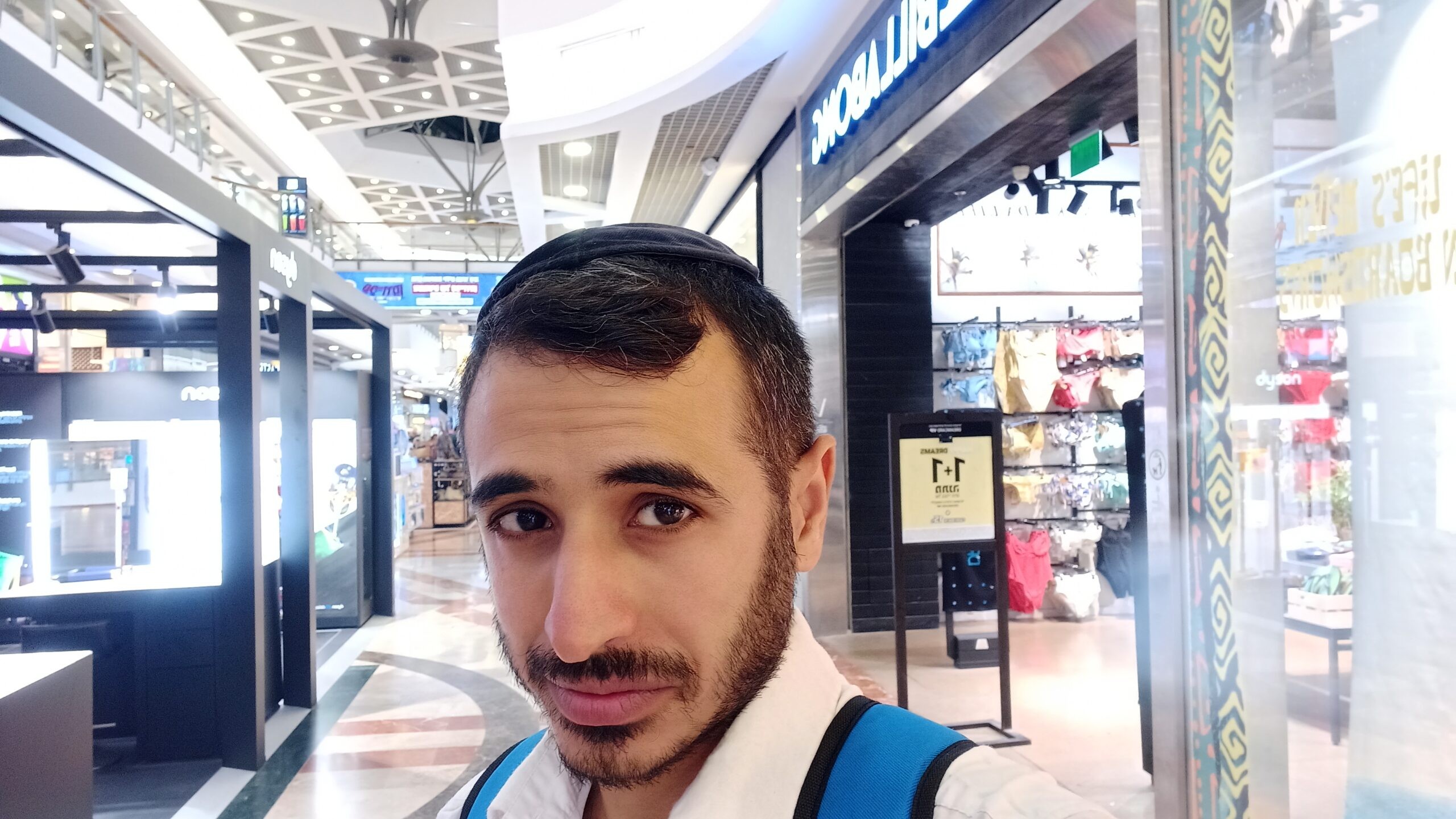 זה מה שקרה כשהשחקן נדב גדליה התחפש לחרדי והסתובב בהפגנה בקפלן