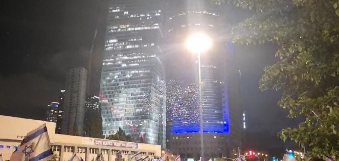 "עבירה על החוק": זיקוקים נורו באוויר במחאת השמאל