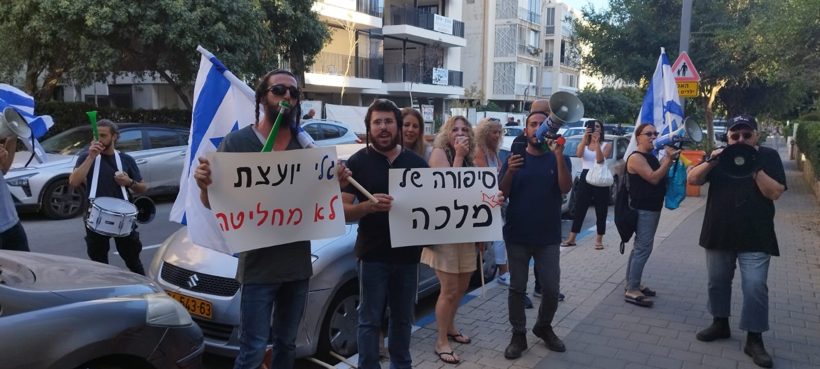 "היא קובעת את ההנחיות לעצמה": פעילי ימין הורחקו מבית היועמ"שית