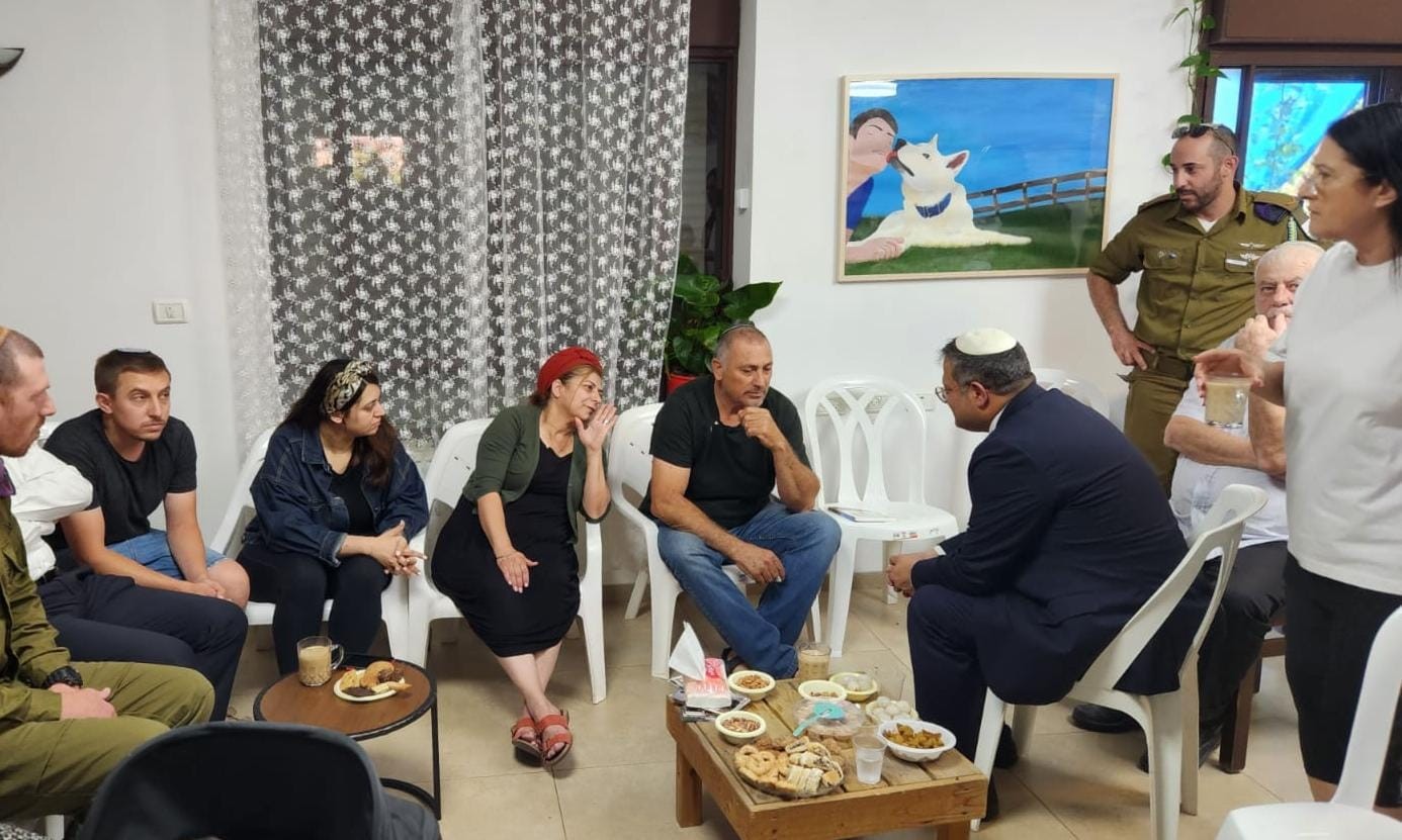 "יוצא מפה בעיניים דומעות": השר בן גביר ניחם את משפחת הלוחם