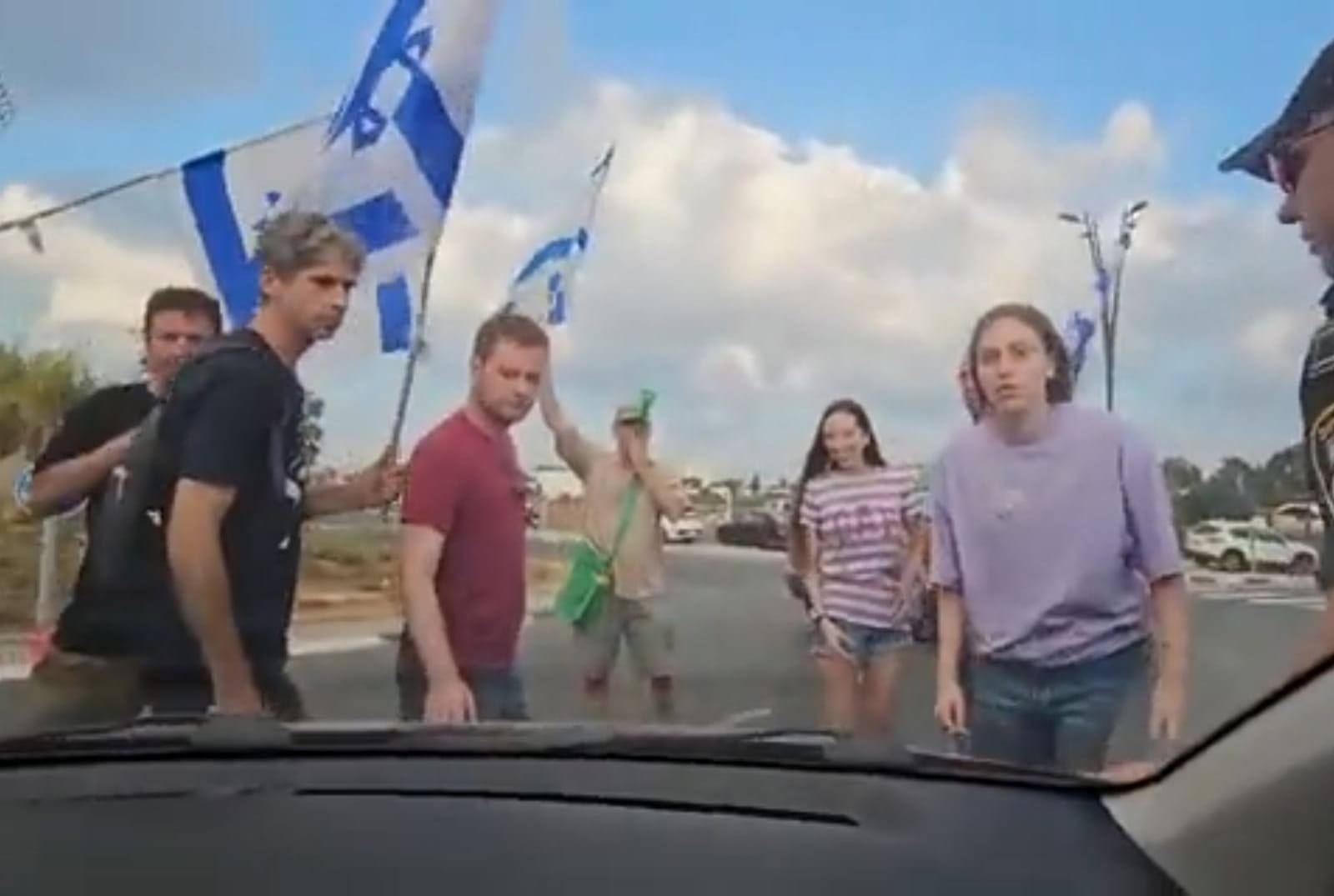 צו הרחקה נגד 4 מפגינים שהתנפלו על מכוניתו של נציג בעלי ערוץ 14