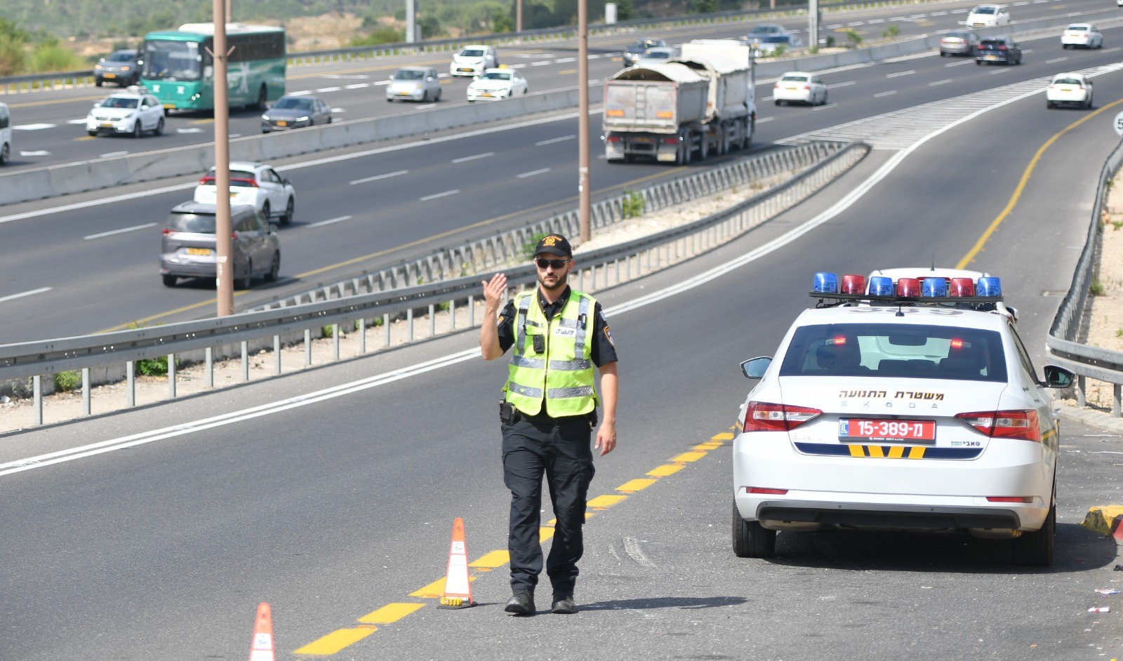 השוטרים נדהמו: 13 נוסעים ברכב אחד | צפו בתיעוד מנתב"ג