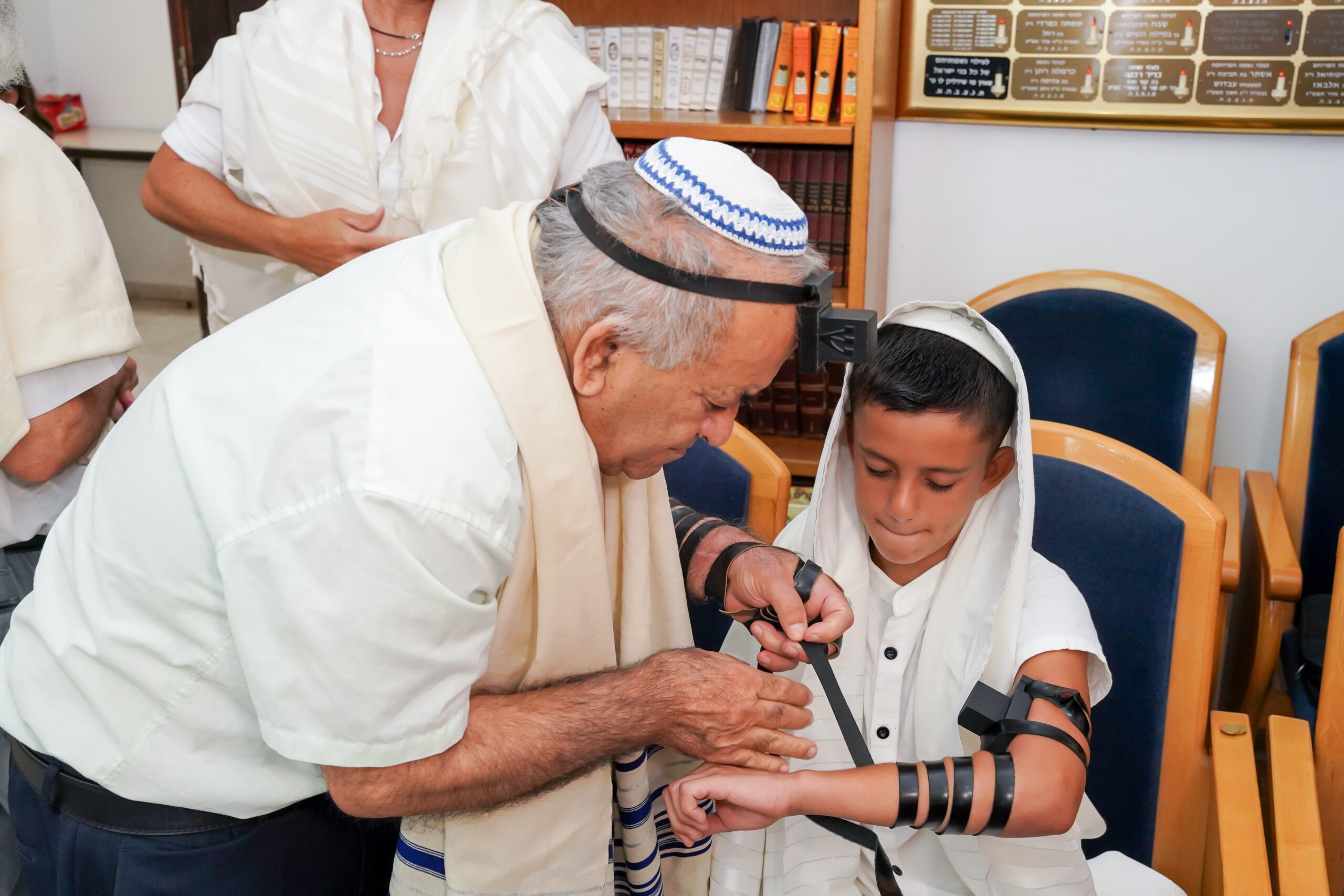 מבעד לעדשת הרוחניות: צלם עלייה לתורה בבית הכנסת