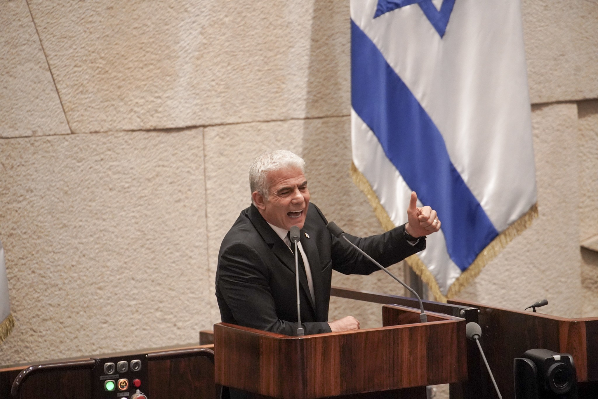לפיד תוקף: "לישראל אסור להסכים להעשרת אורניום בסעודיה"