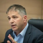 סיבוב הפרסה של קיש: "אחים לנשק" יוכלו להרצות בבתי הספר