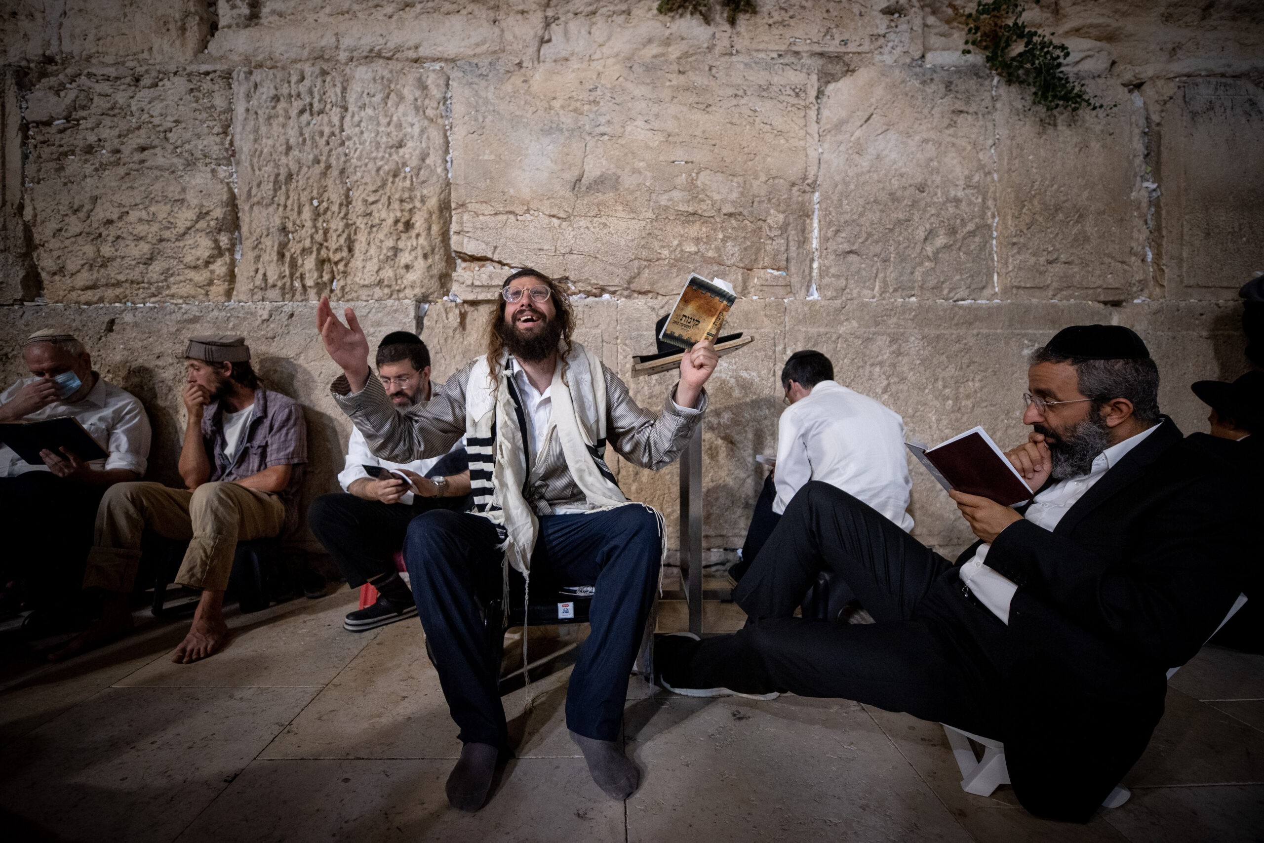 יהודים אבלים בכותל המערבי בתשעה באב | צילום: יונתן זינדל, פלאש 90