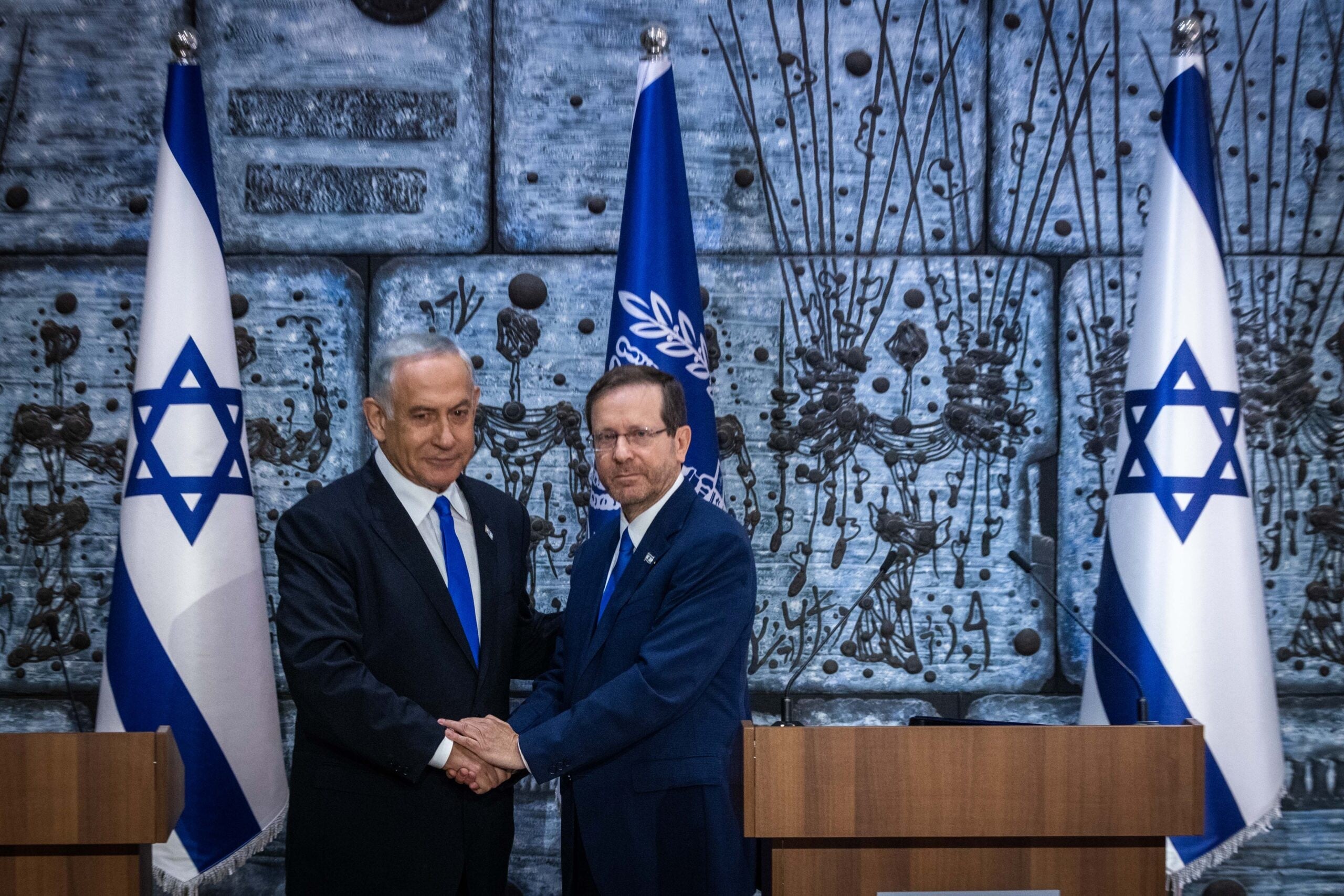 נשיא המדינה יצחק הרצוג וראש הממשלה בנימין נתניהו | צילום: אוליביה פיטוסי, פלאש 90