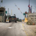במרחק 8 מטר בלבד מהבתים: גדר נבנית בשומרון בניגוד לנהלים