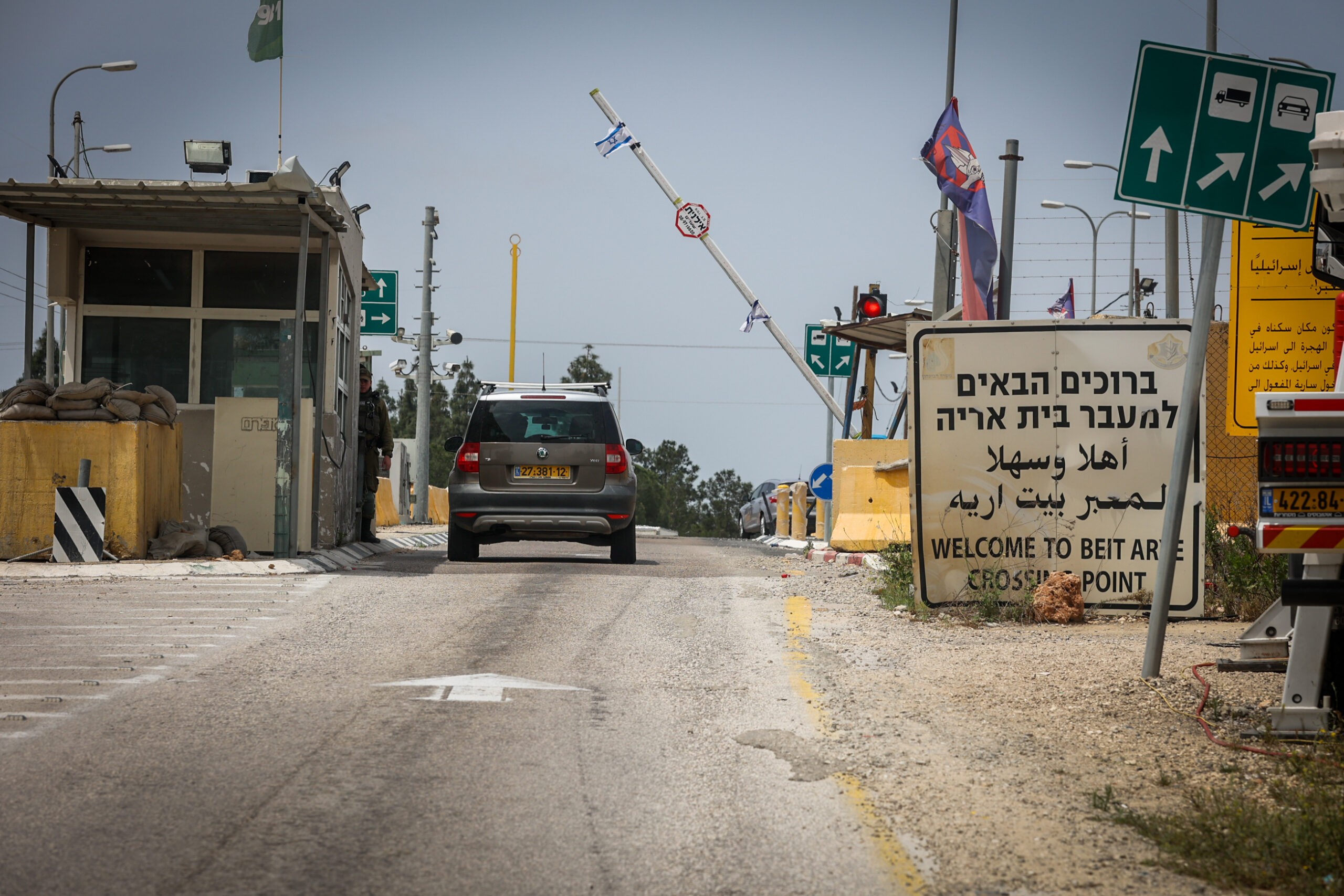במרחק 8 מטר בלבד מהבתים: גדר נבנית בשומרון בניגוד לנהלים