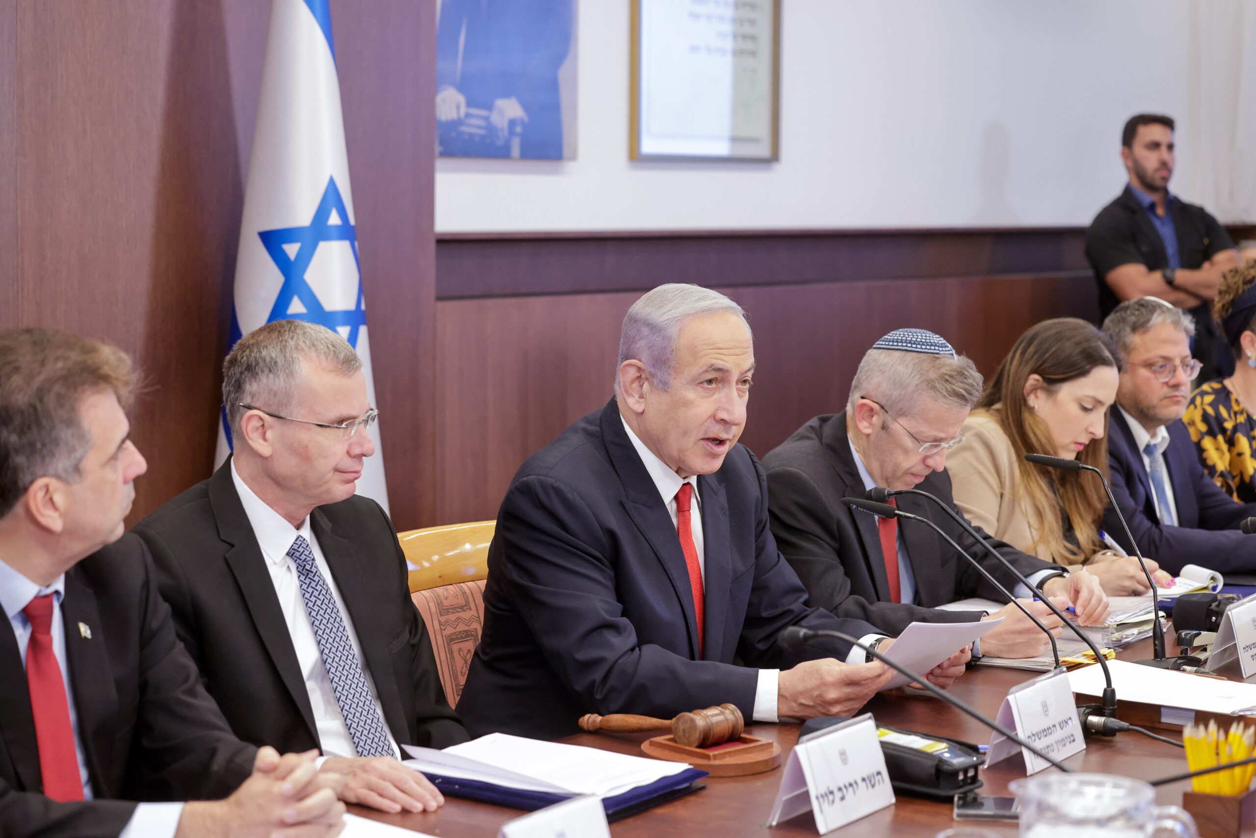 השרים הטיחו בנציג היועמ"שית: "אתם רוצים להפיל את הממשלה"