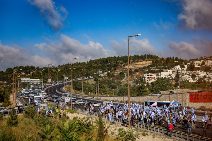 מחאות השמאל נגד הרפורמה המשפטית בכביש 1 לכיוון ירושלים | צילום: חיים גולדברג, פלאש 90