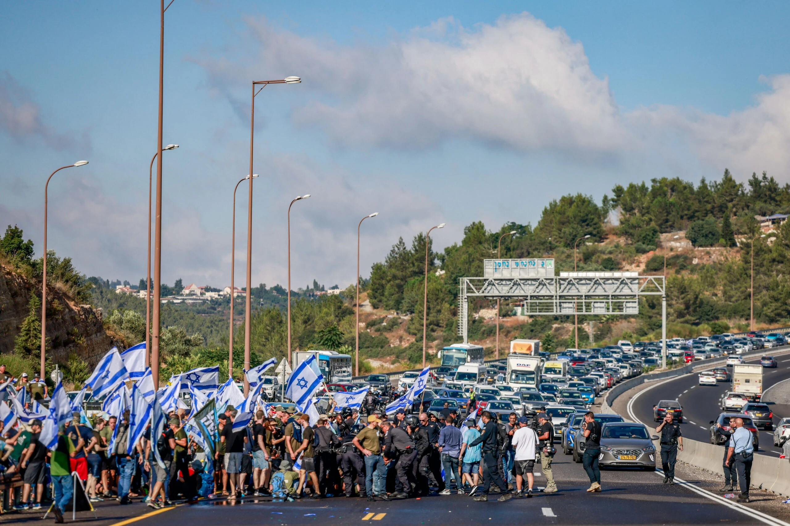 מחאות השמאל נגד הרפורמה המשפטית בכביש 1 לכיוון ירושלים | צילום: חיים גולדברג, פלאש 90