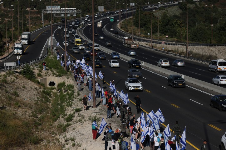 מחאות השמאל: אלפים צועדים בשעה זו על כביש 1 בדרך לבירה | צפו