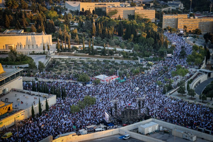 הפרופ' מסביר: הסיבה האמיתית ליציאת ציבור המחאה לרחובות