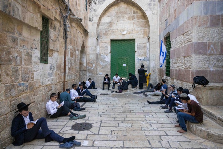 יהודים מתפללים בכניסה למתחם הר הבית בעיר העתיקה בירושלים, במהלך תשעה באב | צילום חיים גולדברג/פלאש90