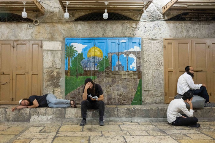 יהודים מתפללים בכניסה למתחם הר הבית בעיר העתיקה בירושלים, במהלך תשעה באב. צילום חיים גולדברג/פלאש90