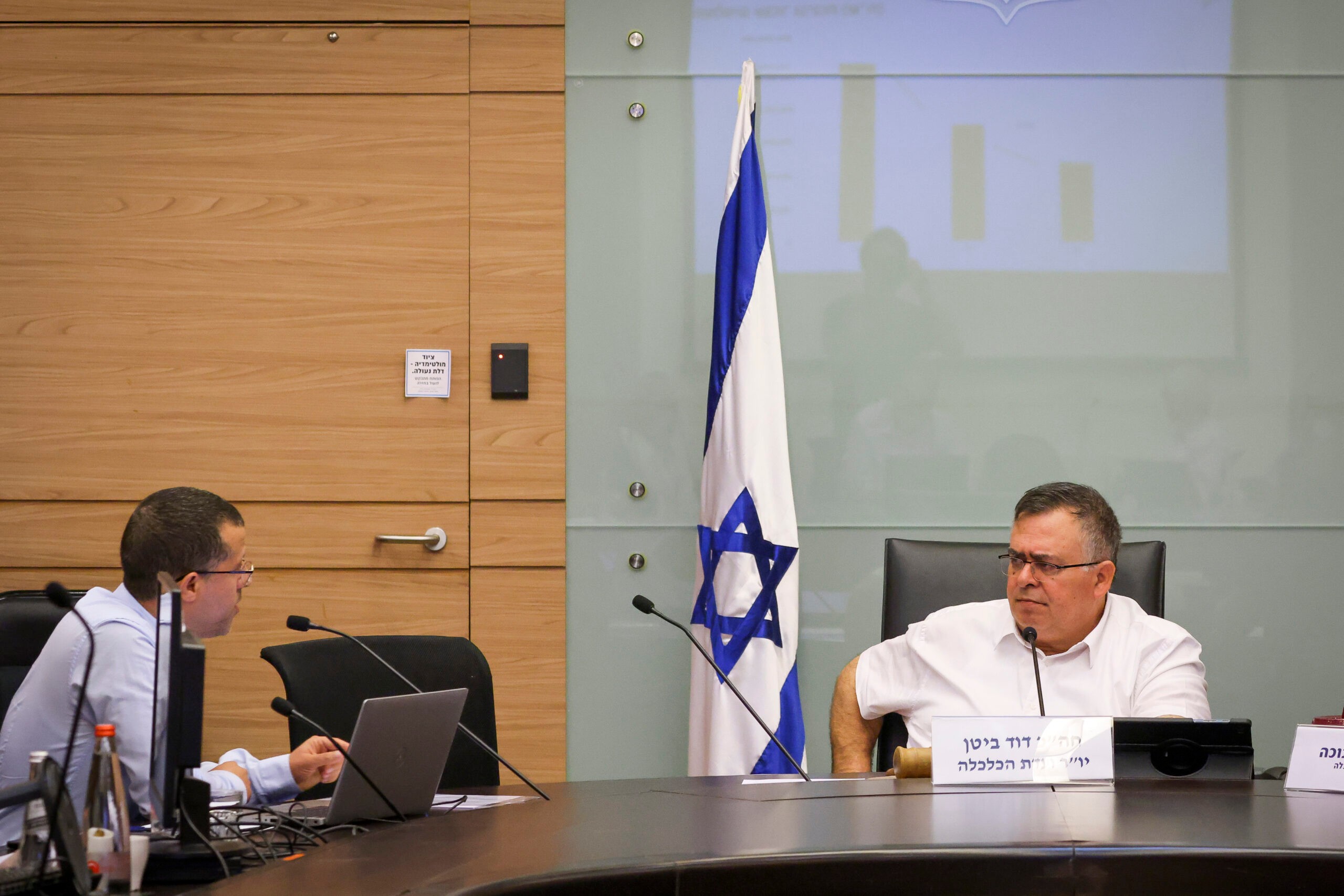 "לא חזרו מפגרה": קרוב חטוף הגיב לנוכחות הדלה בוועדת הכלכלה