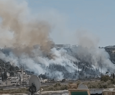 שריפה משתוללת בהרי ירושלים סמוך לקיבוץ צובה