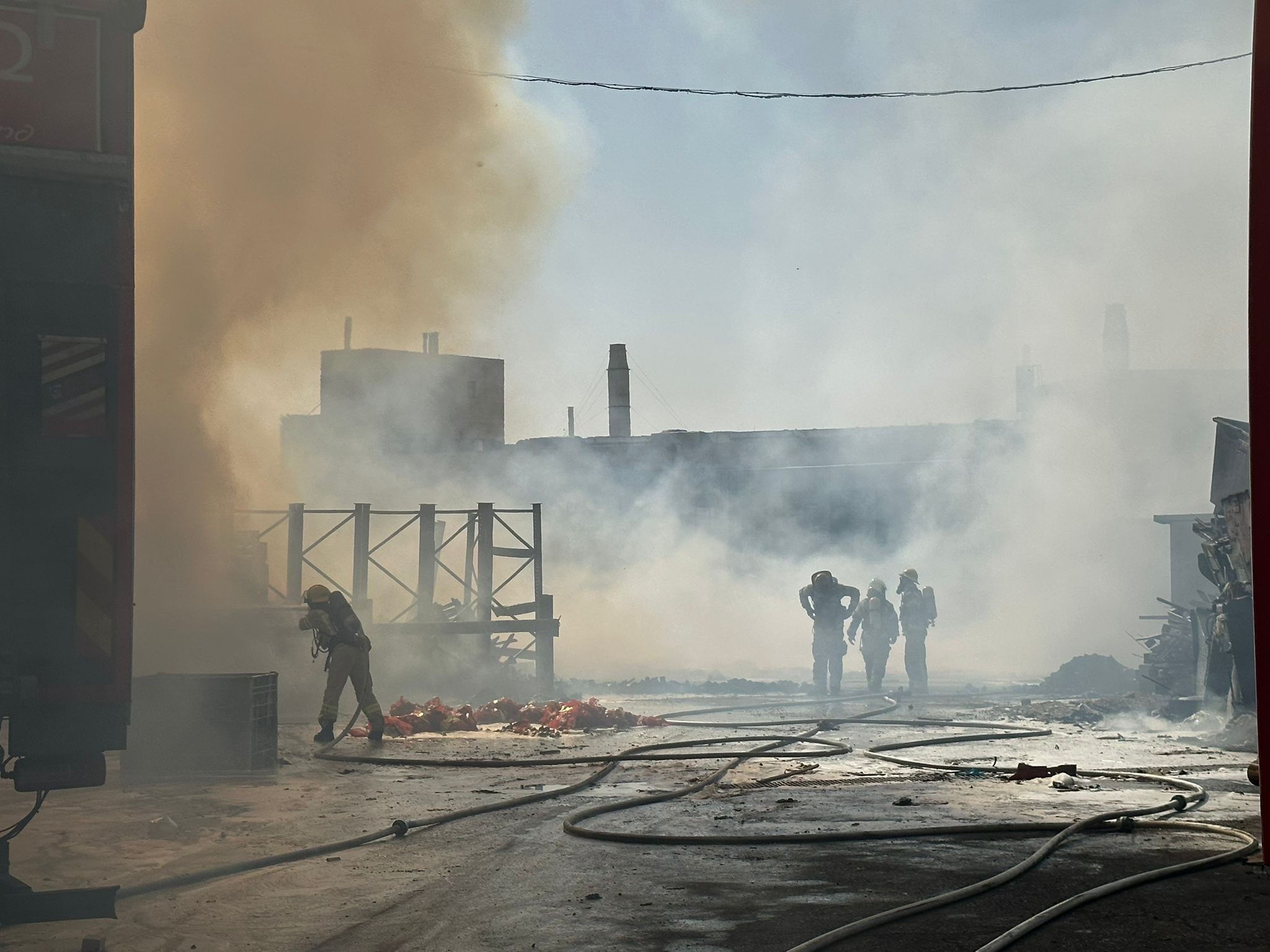 שריפה פרצה בשוק הסיטונאי בגבעת שאול; עשרה צוותי כיבוי הוזנקו למקום