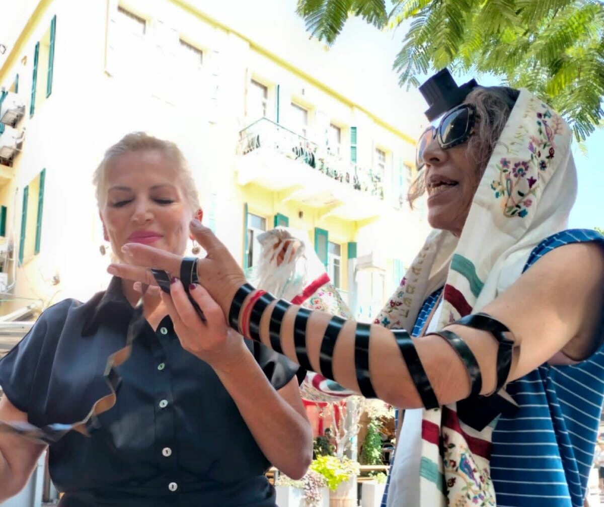 נשות הכותל בדוכן הנחת תפילין בכניסה לשוק הכרמל | קרדיט: נשות הכותל