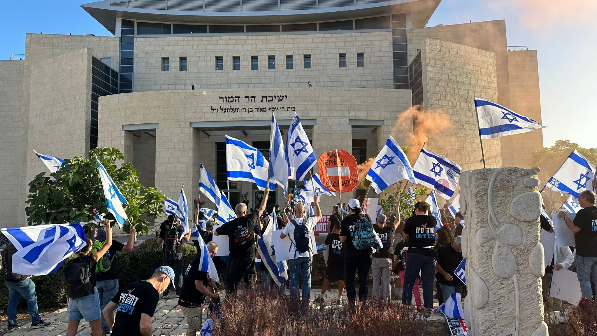 נגד התורה: הפגנת פתע של ארגוני השמאל בישיבת הר המור | צפו