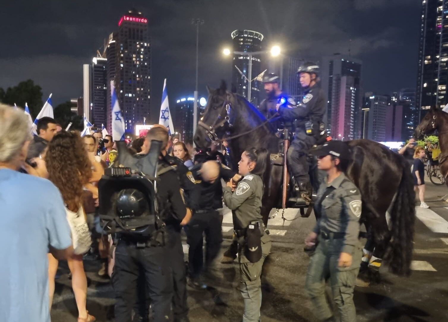 מחאות השמאל: המפגינים פונו מנתיבי איילון, הכביש נפתח לתנועה