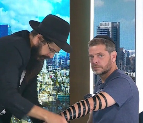 "הדתה": שי גולדן משיב להסתה ומניח תפילין בשידור חי
