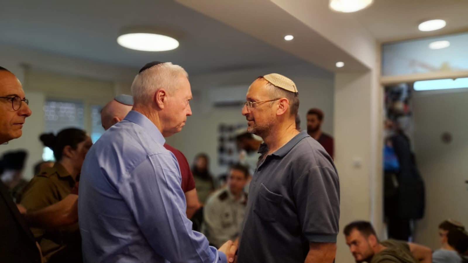 שר הביטחון יואב גלנט בניחום אבלים בבית משפחתו של רס"ל דוד יהודה יצחק הי"ד | קרדיט: דוברות בית אל