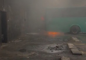 אירוע חריג בירושלים: אוטובוס עולה באש ברציפים של התחנה המרכזית