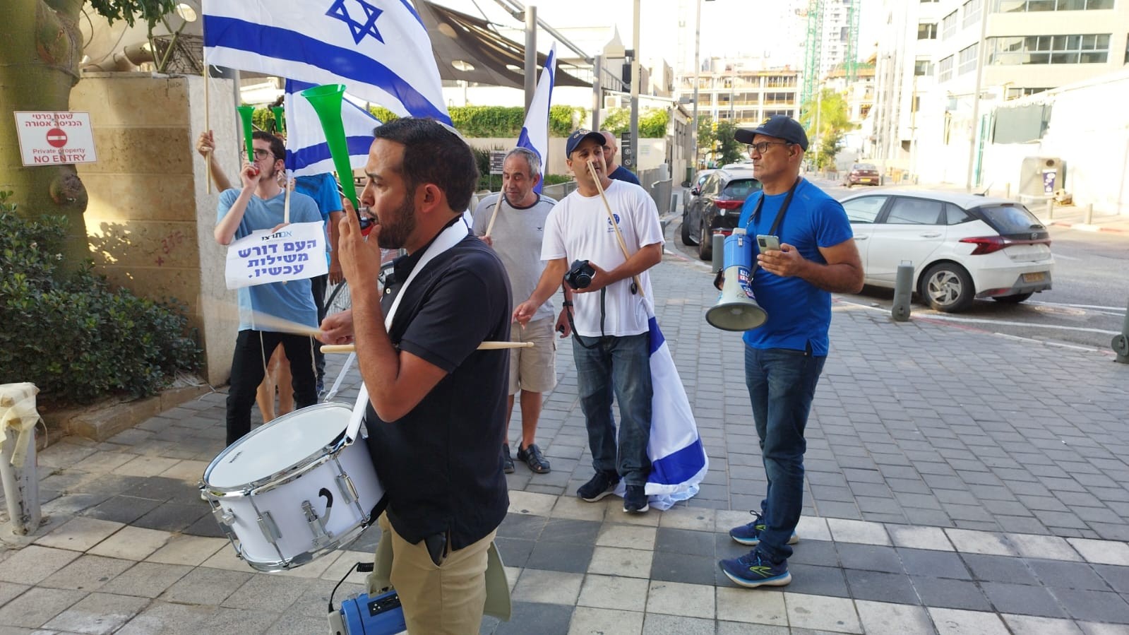 פעילי המחאה הפגינו מול ביתו של מנכ"ל ביג - וחטפו ביצים ושקיות מים