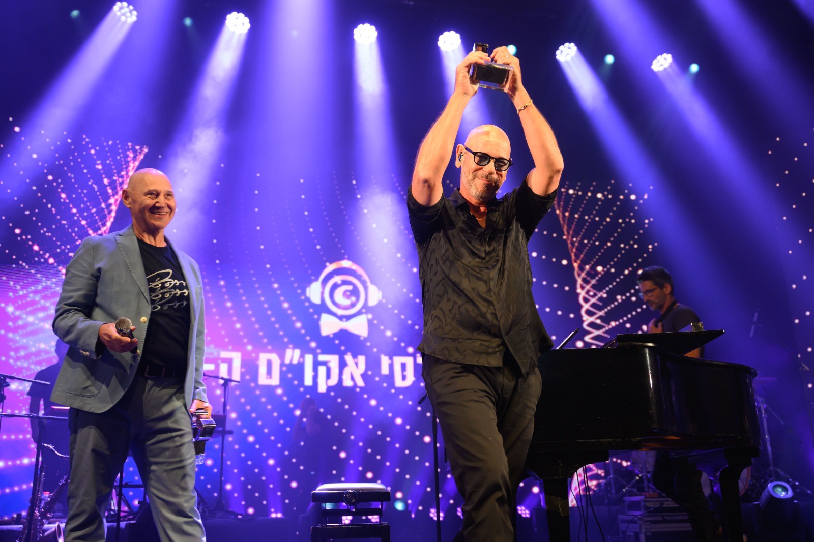 "מתרגשת ושמחה": ריטה העניקה לרמי קליינשטיין פרס על מפעל חיים