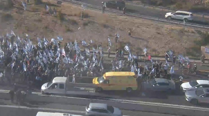 אמבולנס תקוע בהפגנות השמאל | קרדיט: מתוך מצלמות נתיבי ישראל
