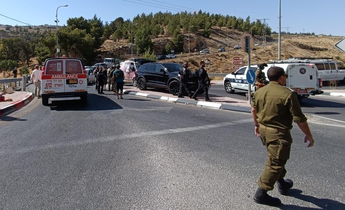 פיגוע ירי בצומת תקוע: בן 35 נפצע קשה; בנותיו נפגעו מרסיסים