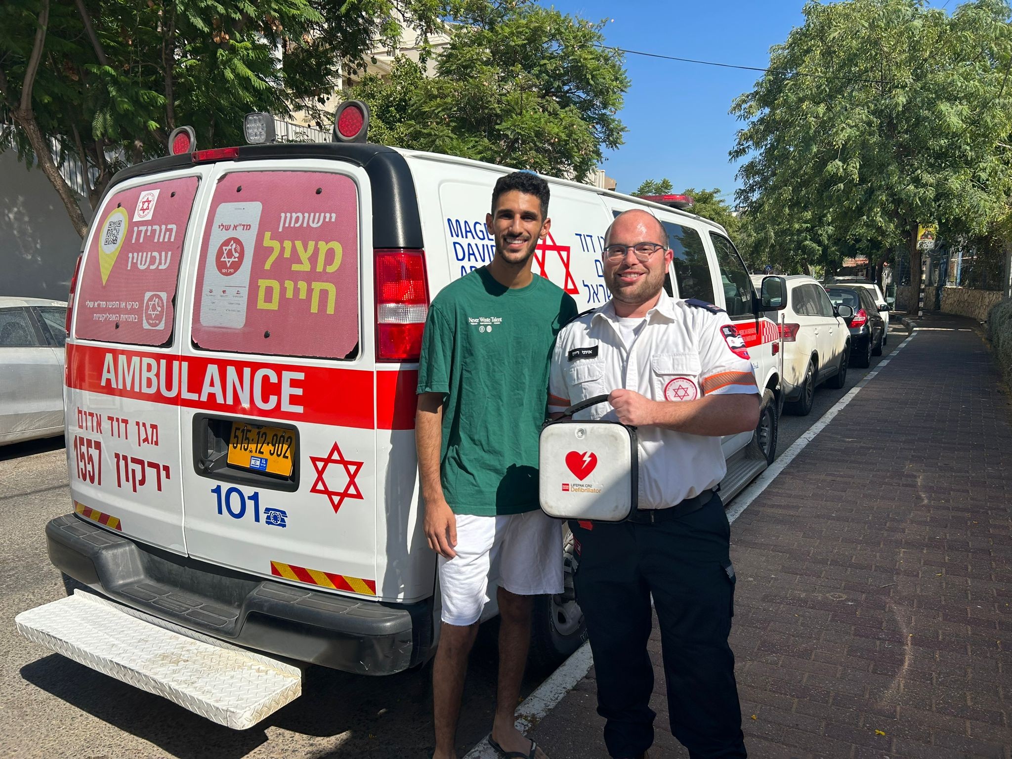 במקום בו אביו התמוטט למוות: פראמדיק מד"א הציל צעיר שקיבל דום לב