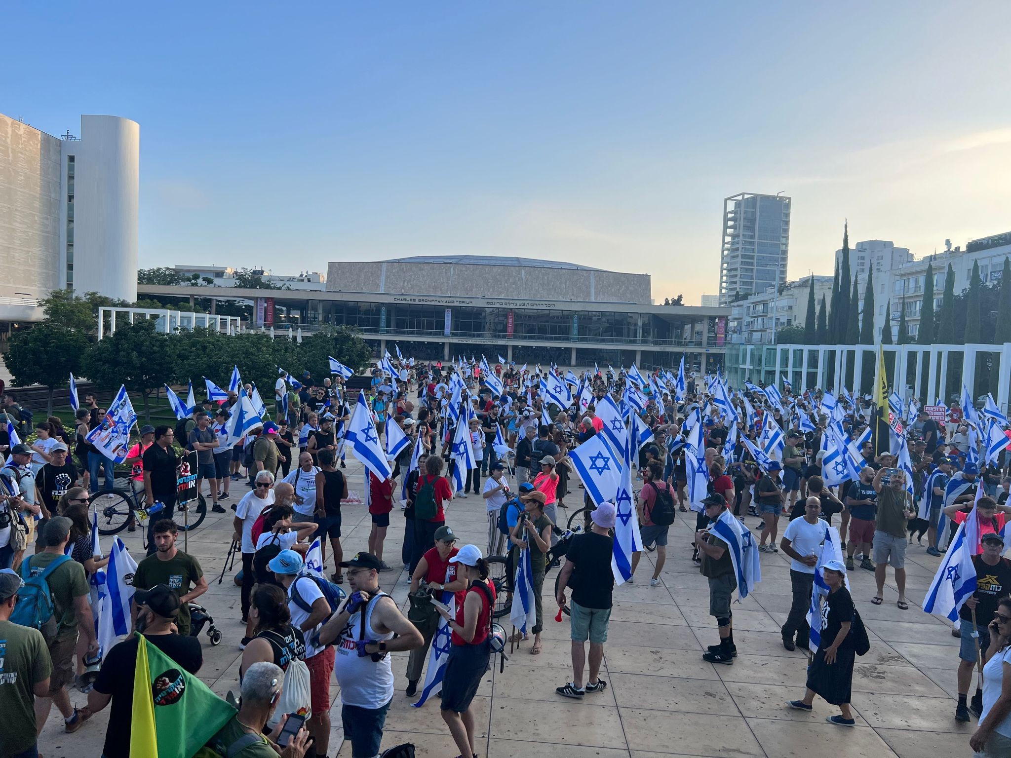 מפגינים בכיכר הבימה בת"א, ארכיון | צילום: יהונתן וייס, חדשות 14