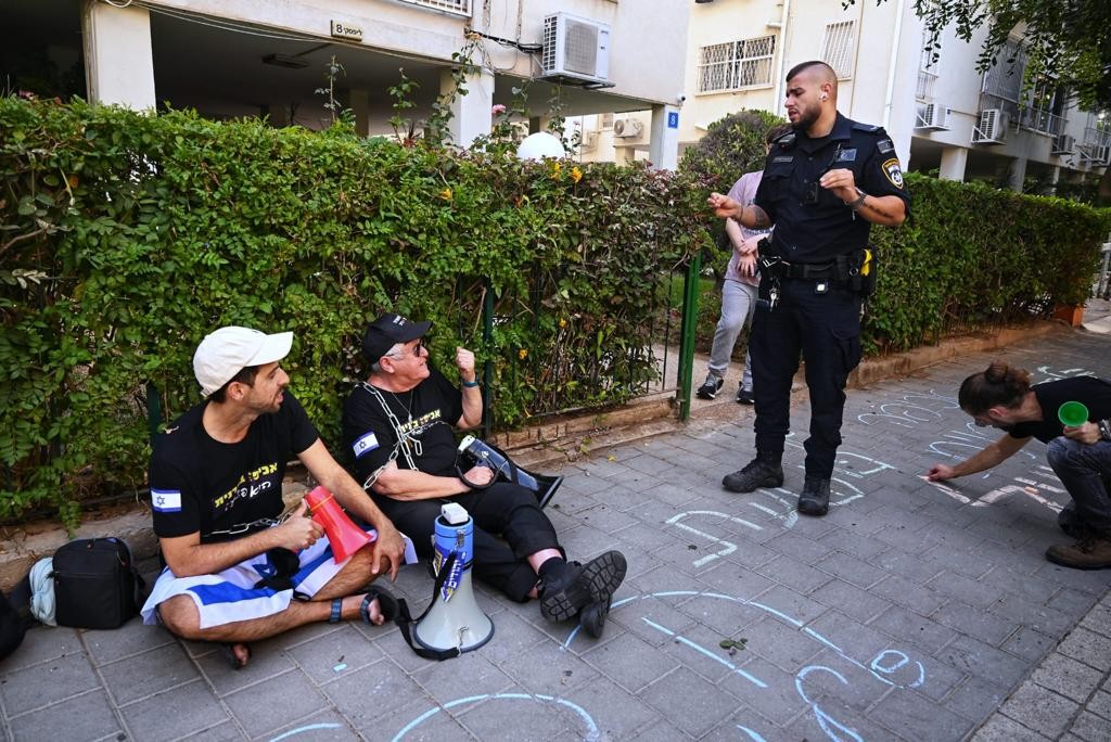 בצל מחאות השמאל - הפגנה מול ביתה של היועמ"שית: "כלבת השמירה של מי". קרדיט: החזית לשחרור דרום תל אביב