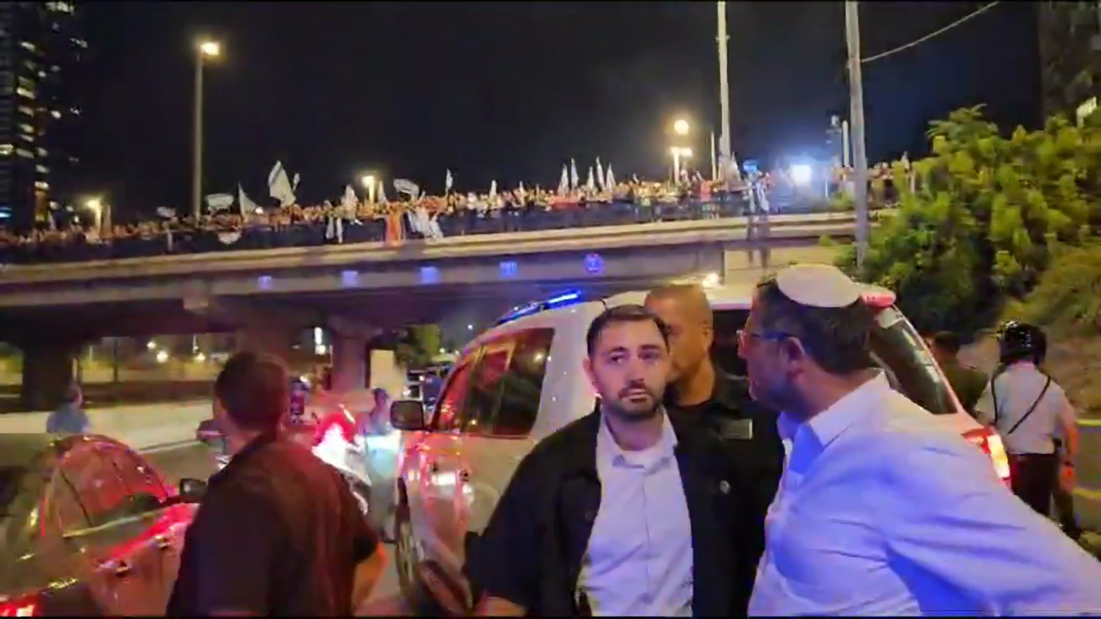 "טרוריסט, בושה": קבלת פנים סוערת לבן גביר בנתיבי איילון | תיעוד