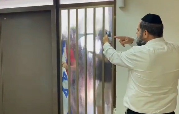 תיעוד מטריד: המפגינים הולמים באלימות בדלת הכניסה לרבנות הראשית