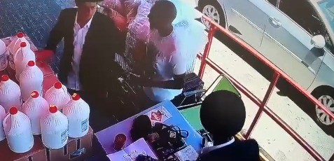 תיעוד מקומם: ביצים הושלכו לעבר דוכן תפילין במרכז הארץ | צפו