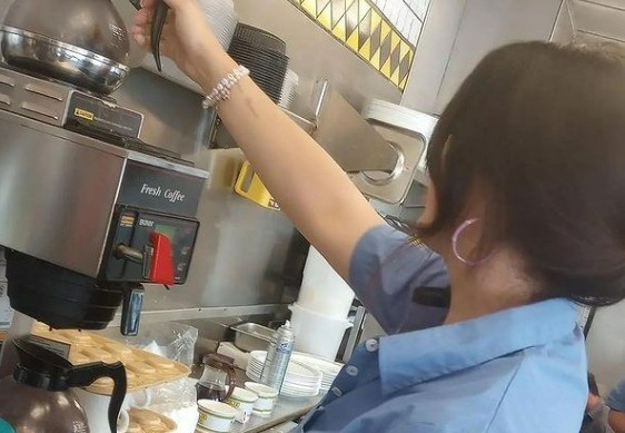 מאסה בחיי הזוהר? הזמרת הפופולרית נצפתה ממלצרת בבית קפה