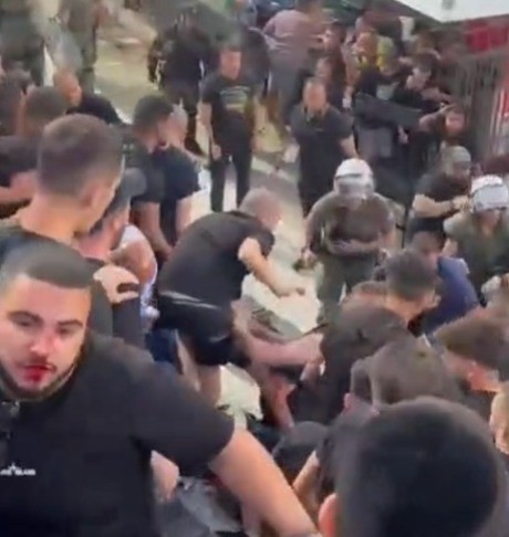 דם, דגלי פלסטין ומהומות בין המשטרה לאוהדי בית"ר ביוון | תיעוד