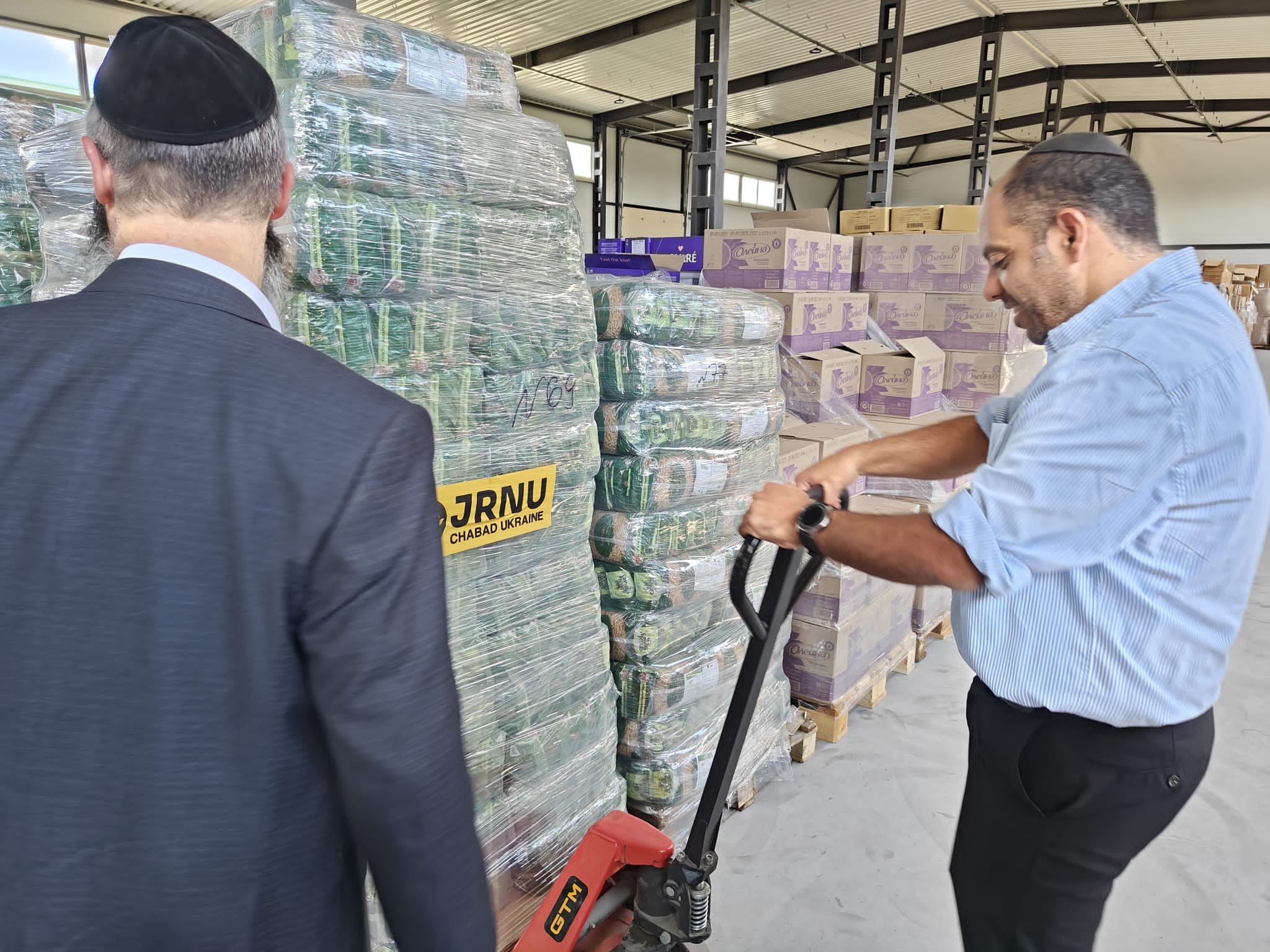 מישראל לאוקראינה: צוות משרד התפוצות ביקר באגף הסיוע של חב"ד