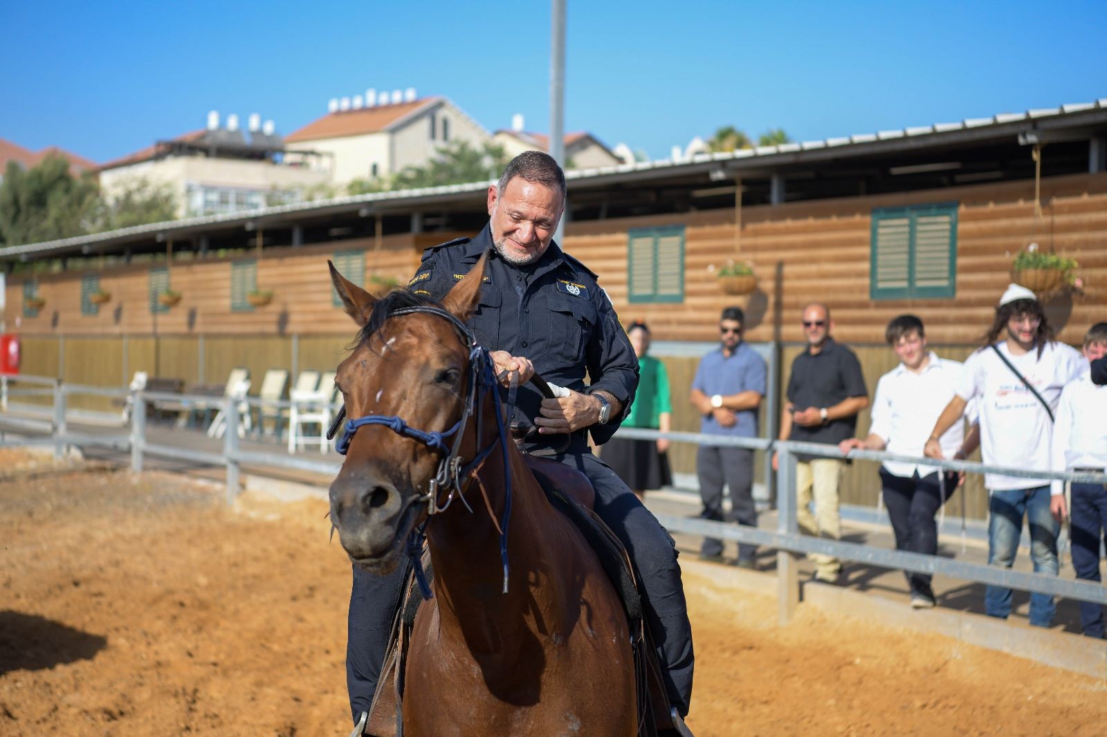 המפכ"ל רוכב על סוס בחווה הטיפולית באלעד | צילום: דוברות המשטרה