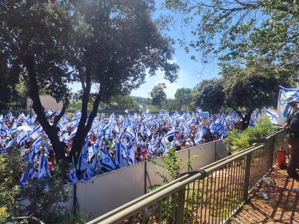 כאוס: בואש הופעל בכביש בגין בירושלים, רחובות נחסמו בת"א