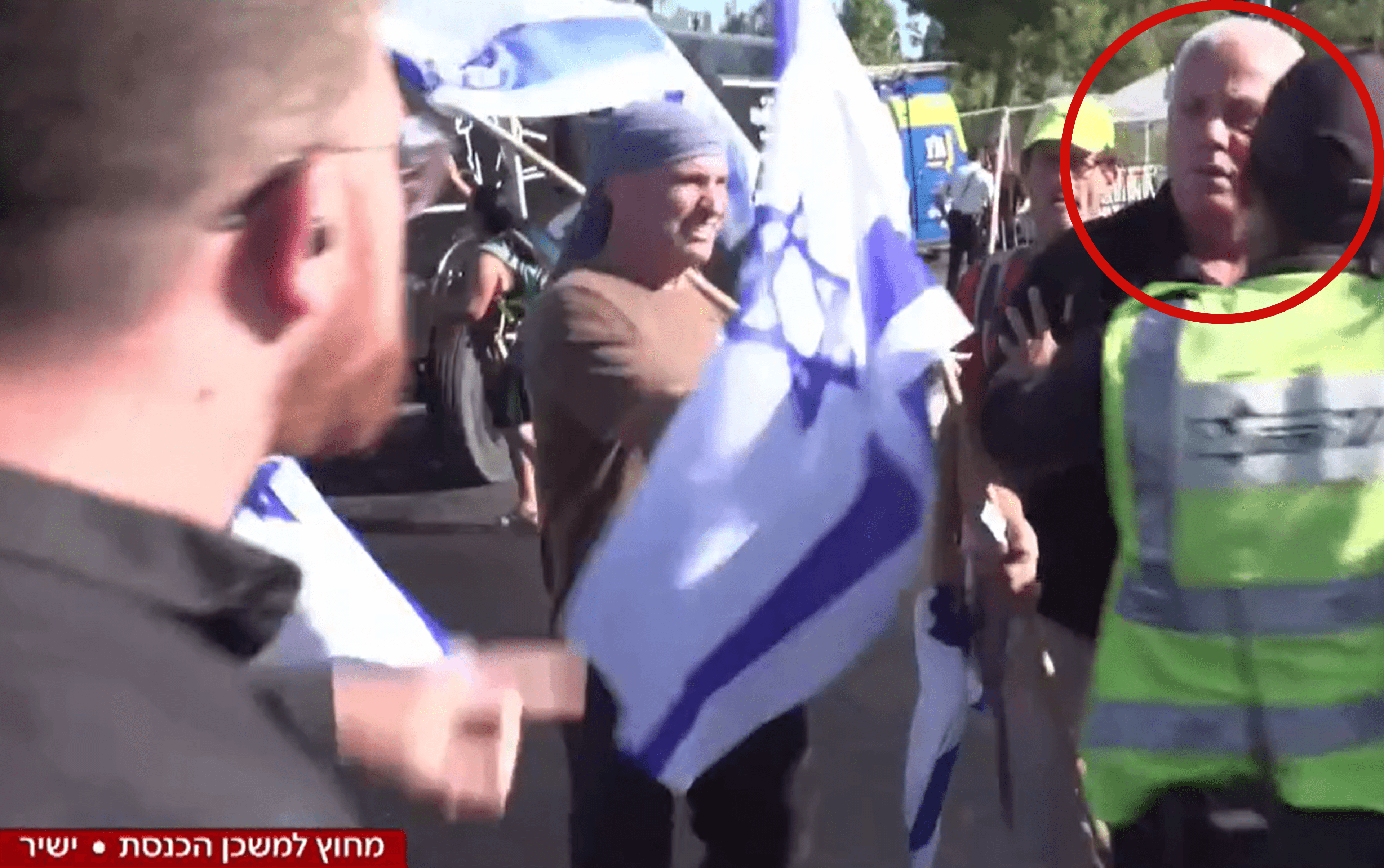 כתבנו עתי שלו מותקף באלימות ע"י מפגין מחוץ לכנסת | צפו
