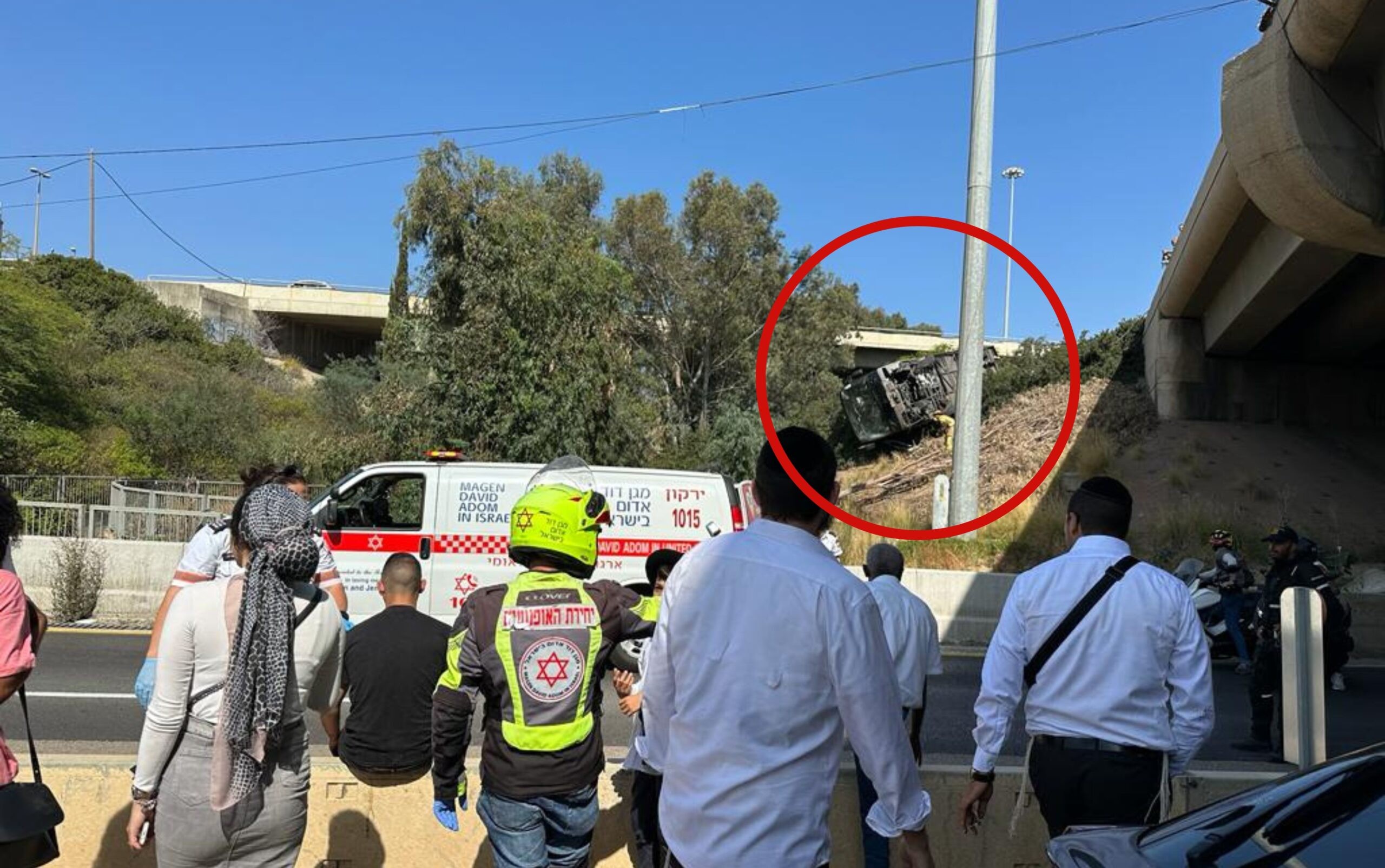 20 נפגעים בהכרה: אוטובוס הדרדר לתעלה סמוך למחלף גלילות מזרח | תיעוד