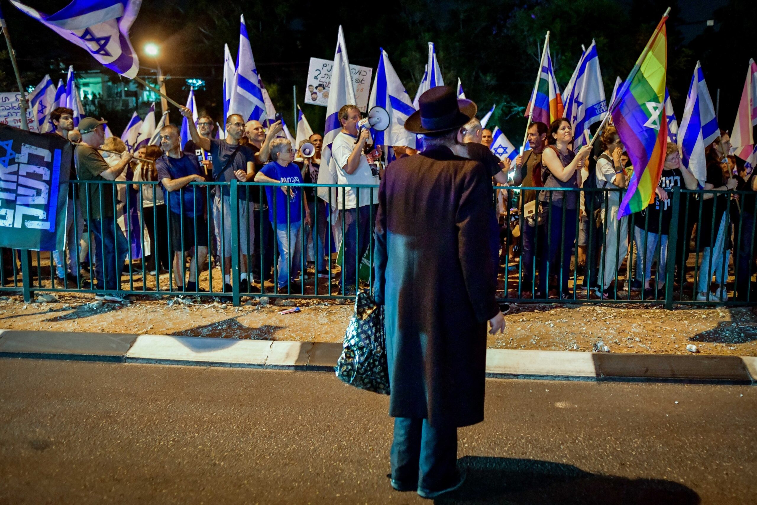 אנשי המחאה: האם פעם בחייכם ישבתם לקפה עם חרדי?