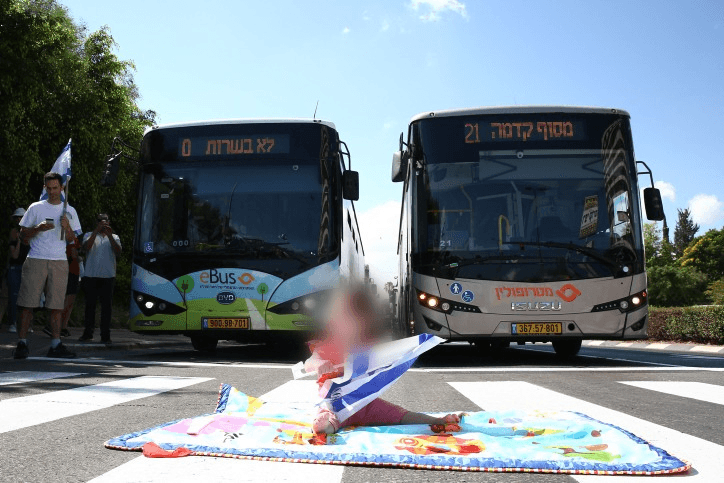 התמונה מהפגנת פעילי השמאל שחוללה סערה: "ירדו מהפסים"