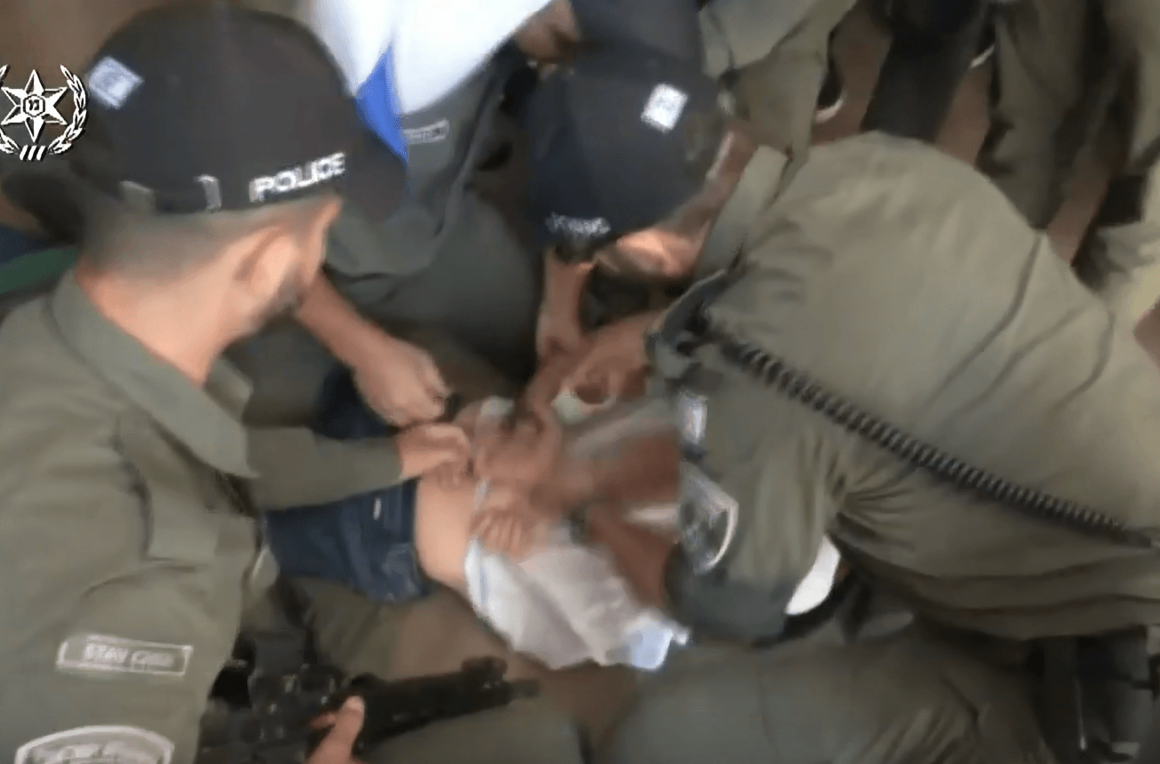 לא בוחל באמצעים: איש ציבור לשעבר הגיע להפגין בנתב"ג וחולל סערה