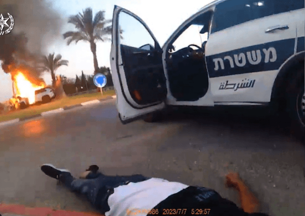 חילוץ דרמטי: רגע לפני שרכב גנוב נשרף כליל - השוטר הציל את החשוד | צפו